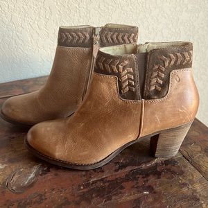 8.5 Olukai brown boots!